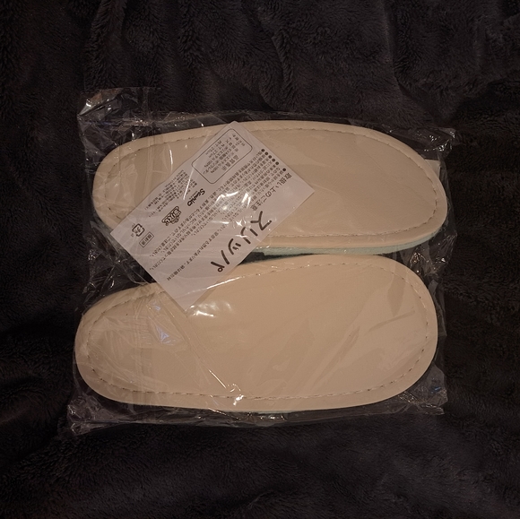 Sanrio Hangyodon Slippers - Picture 2 of 2